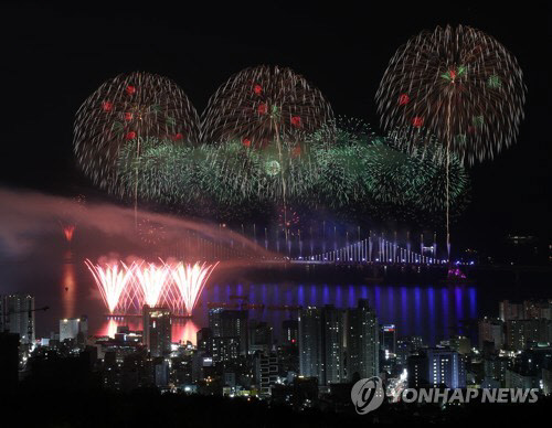 2019년 광안리해수욕장에서 바라본 부산불꽃축제 모습. 연합뉴스